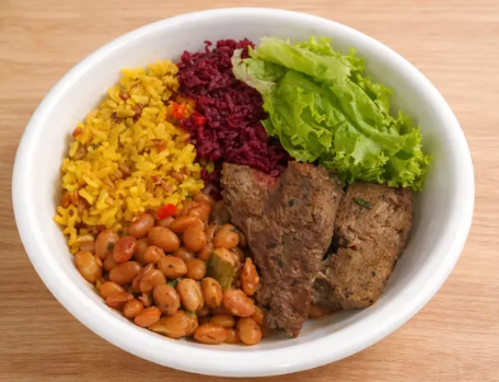 Refeição com carne, feijão e arroz