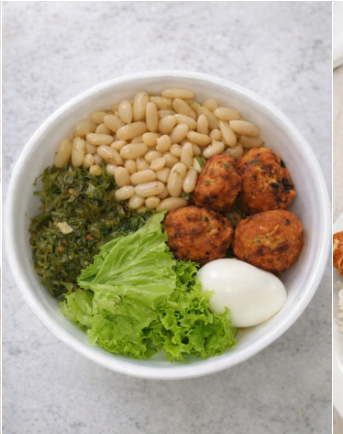Refeição com feijão branco, bolinhos e salada